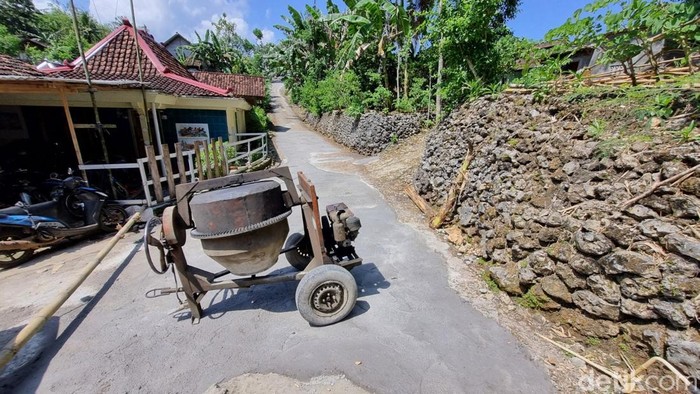Perbaikan jalan RT di Karangnongko, Ngloro, Saptosari, Gunungkidul dari hasil sanksi terhadap warganya yang melakukan hubungan gelap telah selesai. 