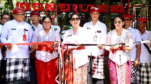 Peresmian Taman Ramah Anak dan Ruang Baca Bunda PAUD di kawasan Pura Luhur Batukau, Desa Wongaye Gede, Kecamatan Penebel oleh Bunda PAUD Tabanan, Ni Ketut Rai Wahyuni, Senin (4/5/2026). (Dok. Prokopim Tabanan)