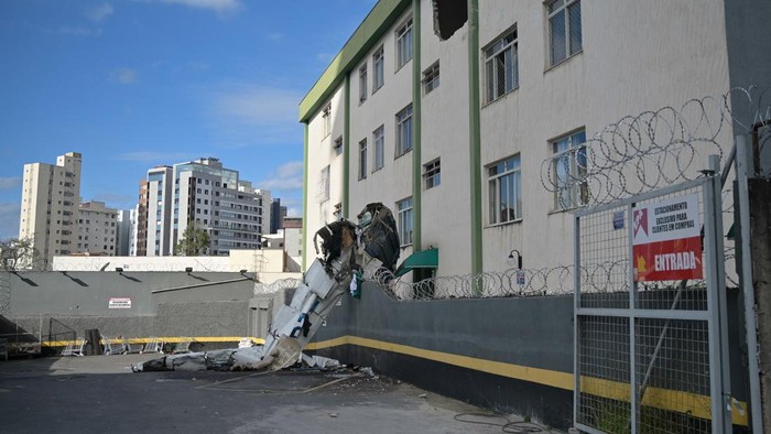 The remains of a plane after it crashed into a building in Belo Horizonte, Brazil, May 4, 2026. REUTERS/Washington Alves