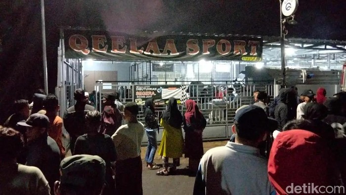 Petugas memasang garis polisi di konveksi yang menjadi korban serangan brutal air keras.