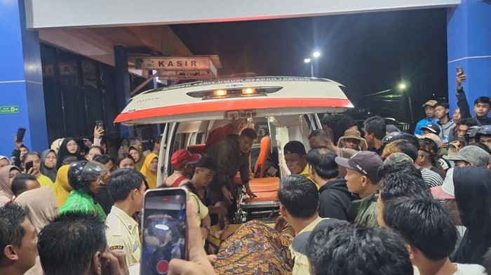Petugas saat mengevakuasi pelajar yang hanyut di Sungai Air Maceak, Lebong, Bengkulu