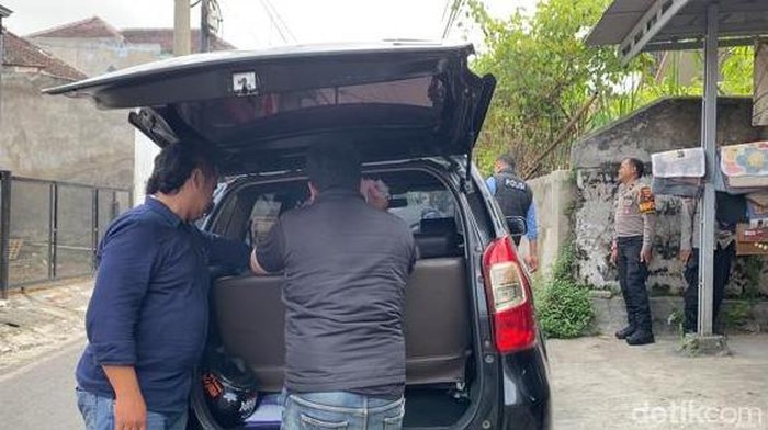 Petugas Satreskrim Polres Batu mengamankan barang bukti dari TKP