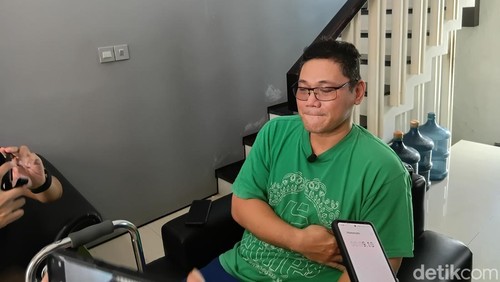 Pino Bahari menjelaskan kondisi terkini seusai kecelakaan motor, ditemui di kediamannya, Selasa (6/5/2026). Hani Sofia Muthmainah