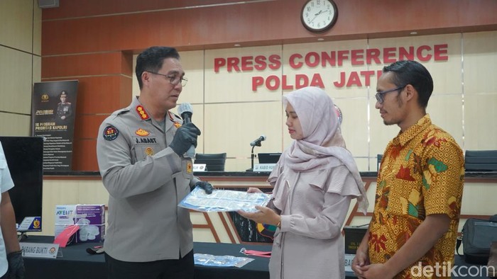 Polda Jatim mengembalikan emas milik Lucky yang sempat dicuri maling