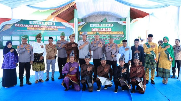 Polda Riau mengukuhkan Desa Banglas, Kabupaten Kelupauan Meranti sebagai Kampung Tangguh Anti Narkoba, Selasa (5/5/2026).