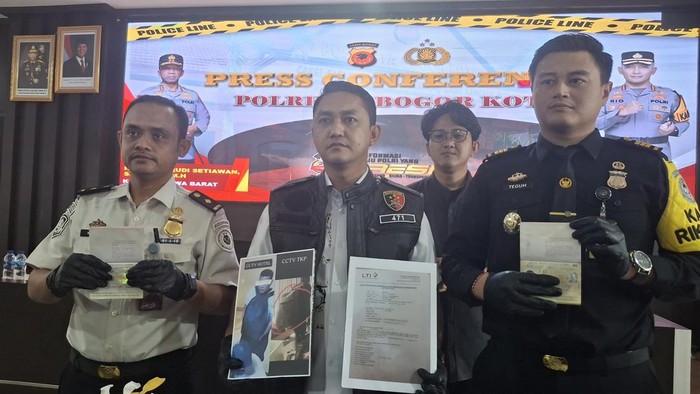 Polisi dan Imigrasi menangkap 2 WN China bertopeng Messi yang bobol rumah mewah di Kota Bogor.