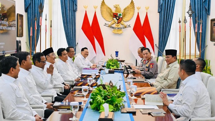 Presiden Prabowo Subianto menerima 10 buku laporan hasil kerja Komisi Percepatan Reformasi Polri (KPRP) di Istana Merdeka. (Laily Rachev - BPMI Setpres)