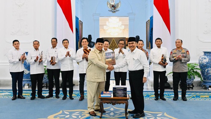 Presiden Prabowo Subianto menerima 10 buku laporan hasil kerja Komisi Percepatan Reformasi Polri (KPRP) di Istana Merdeka. (Laily Rachev - BPMI Setpres)