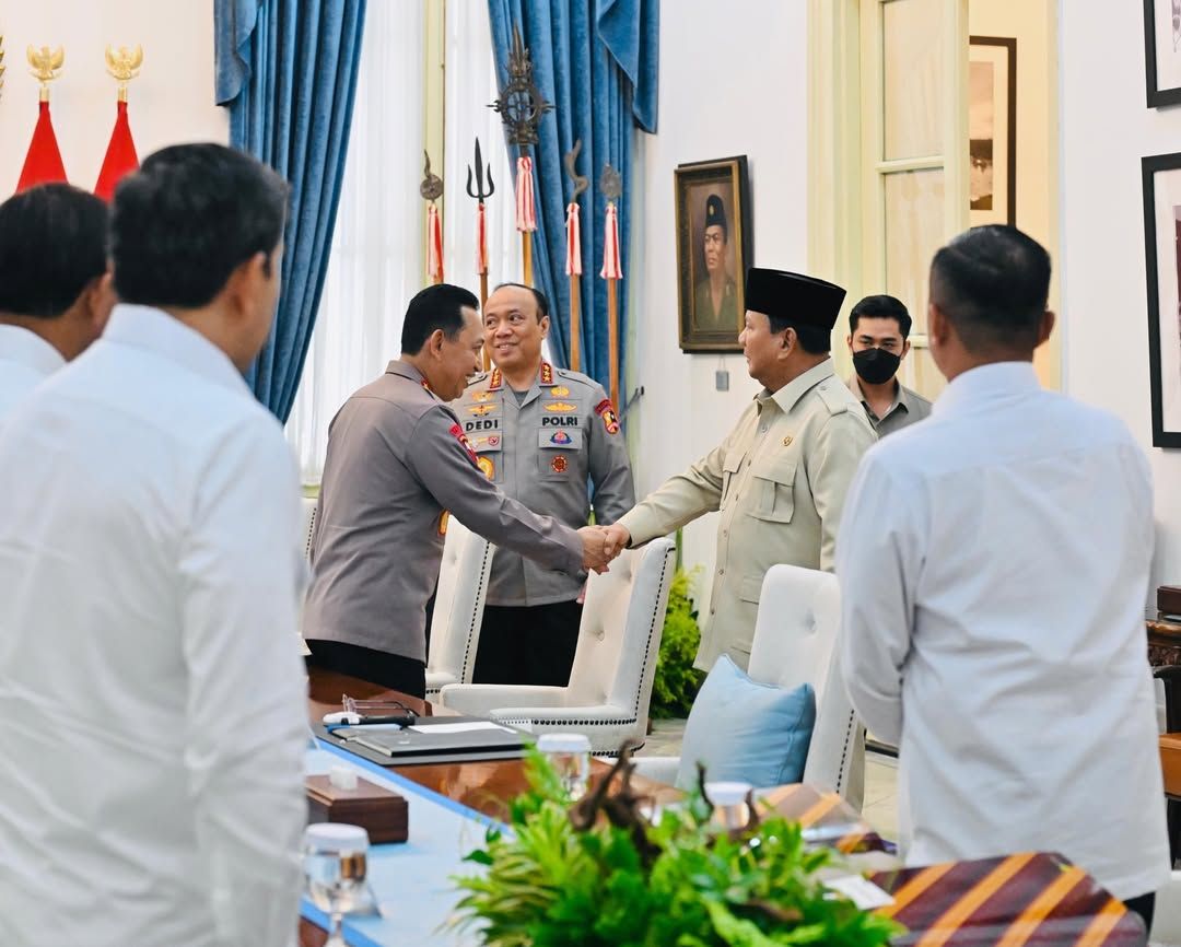 Presiden Prabowo Subianto menerima kunjungan Komisi Percepatan Reformasi Polri yang menyerahkan laporan kerja secara langsung mengenai capaian dan evaluasi kinerja tim selama beberapa bulan terakhir yang berlangsung di Istana Negara, Jakarta, Selasa (5/5/2026). (Dok. Tim Media Presiden via Instagram/presidenrepublikindonesia)