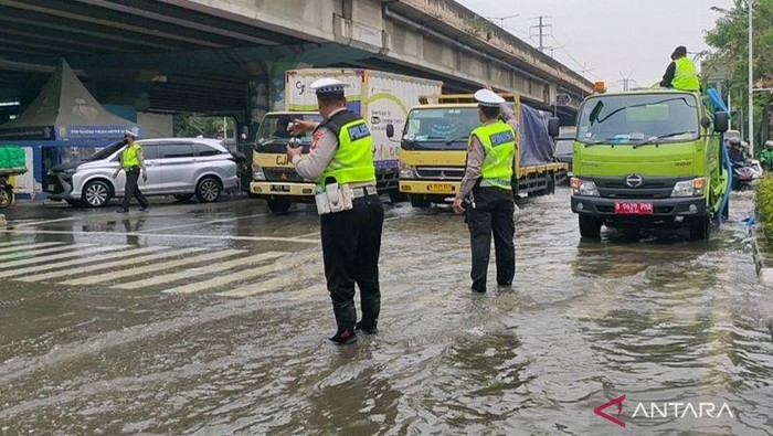 Polisi memberlakukan rekayasa lalu lintas imbas banjir di kolong Ring Road Puri Kembangan, Jakarta Barat yang memicu kemacetan parah lalu lintas di kawasan tersebut, Selasa (4/5/2026). ANTARA/Risky Syukur