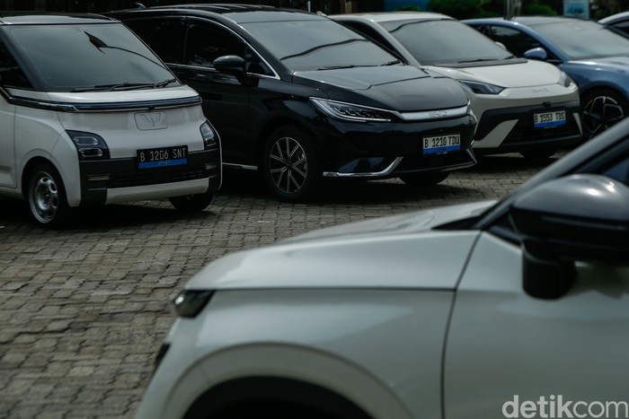 Pemerintah Provinsi DKI Jakarta tetap mempertahankan insentif untuk kendaraan listrik, termasuk pembebasan Pajak Kendaraan Bermotor (PKB) dan Bea Balik Nama Kendaraan Bermotor (BBNKB). Selain itu, mobil listrik juga tetap bebas dari aturan ganjil-gen