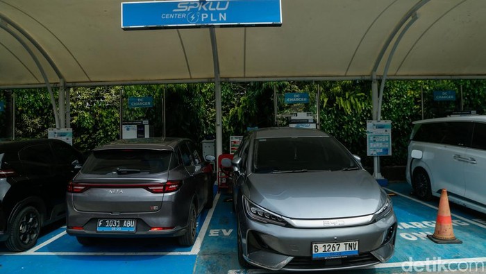 Resmi! Mobil Listrik Tetap Bebas Pajak dan Ganjil Genap