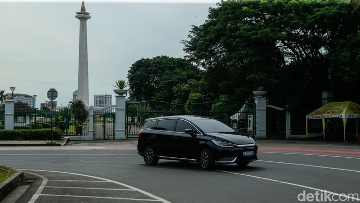 Resmi! Mobil Listrik Tetap Bebas Pajak dan Ganjil Genap