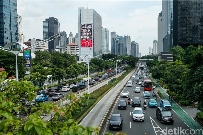 Pemerintah Provinsi DKI Jakarta tetap mempertahankan insentif untuk kendaraan listrik, termasuk pembebasan Pajak Kendaraan Bermotor (PKB) dan Bea Balik Nama Kendaraan Bermotor (BBNKB). Selain itu, mobil listrik juga tetap bebas dari aturan ganjil-gen