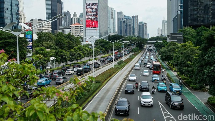 Resmi! Mobil Listrik Tetap Bebas Pajak dan Ganjil Genap