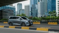 Kepala Dinas Perhubungan DKI Jakarta, Syafrin Liputo, menyatakan kebijakan bebas ganjil-genap bagi kendaraan listrik tetap dipertahankan. Langkah ini menjadi bagian dari upaya mengurangi emisi dan mendukung transportasi berkelanjutan.  