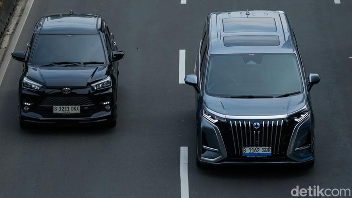Pemerintah Provinsi DKI Jakarta tetap mempertahankan insentif untuk kendaraan listrik, termasuk pembebasan Pajak Kendaraan Bermotor (PKB) dan Bea Balik Nama Kendaraan Bermotor (BBNKB). Selain itu, mobil listrik juga tetap bebas dari aturan ganjil-gen