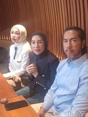 Rien Wartia Trigina atau Erin (tengah) saat menggelar konferensi pers soal penganiayaan ART. Erin ditemani kuasa hukumnya Sunan Kalijaga saat konferensi pers di kawasan Senayan, Jakarta Pusat, Selasa (5/5/2026).