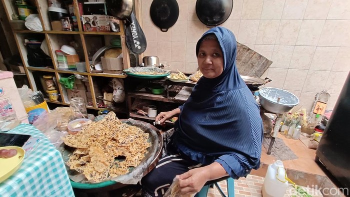 Rohyati, pedagang peyek di Pasar Wage Purwokerto calon jemaah haji asal Kabupaten Banyumas, Selasa (5/5/2026).