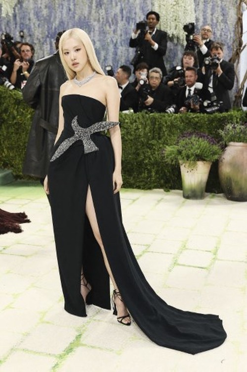 NEW YORK, NEW YORK - MAY 04: Ros attends the 2026 Met Gala celebrating 
