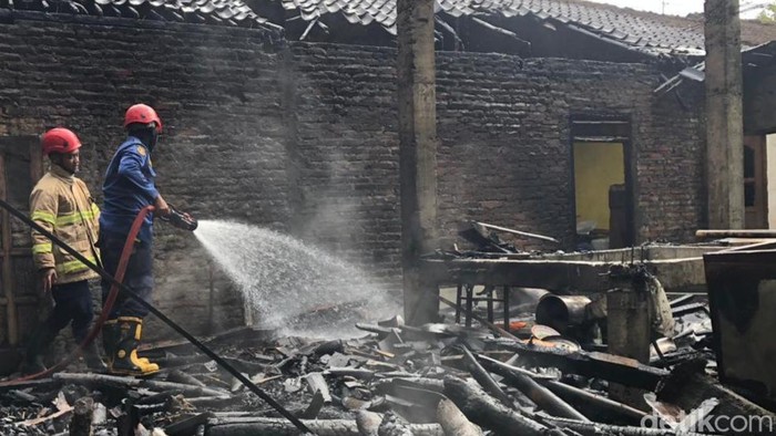 Damkar Boyolali memadamkan api yang membakar rumah di Cepogo, Selasa (5/5/2026).