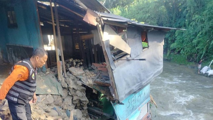 Rumah Warga Rusak Akibat Tebing Sungai Longsor