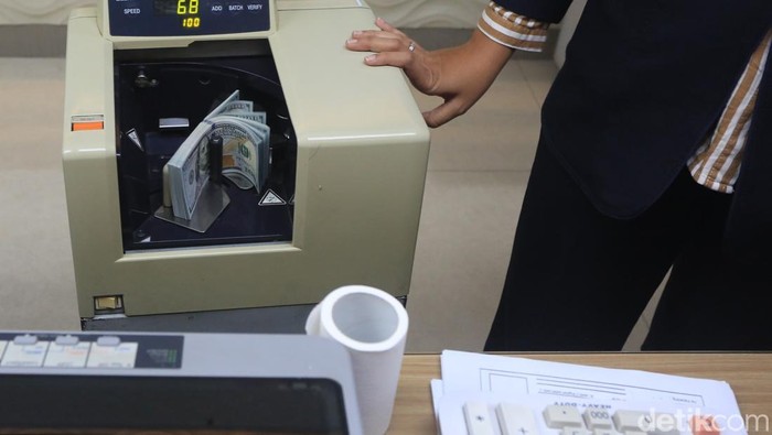 Karyawan menunjukkan uang pecahan rupiah dan dolar Amerika Serikat (AS) di gerai penukaran mata uang asing Ayu Masagung, Jakarta, Selasa (5/5/2026). Nilai tukar rupiah terhadap dolar AS bergerak melemah 11 poin atau 0,07 persen menjadi Rp17.405 per dolar AS dari penutupan sebelumnya di level Rp17.394 per dolar AS, yang dipengaruhi eskalasi di Timur Tengah yang semakin memanas.