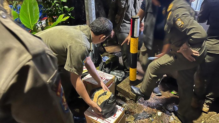 Satpol PP Kabupaten Bogor menggelar razia minuman keras (miras) ilegal di Jalan Raya Jakarta-Bogor, Kecamatan Cibinong. (Dok istimewa).