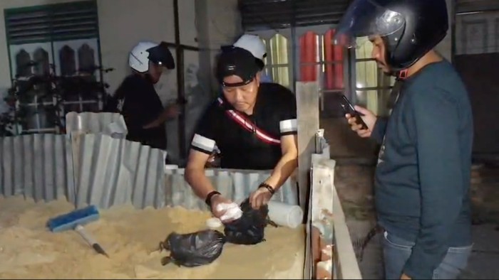 Satresnarkoba Polresta Pekanbaru menemukan sabu hingga ekstasi di gundukan pasir saat menggerebek Kampung Dalam, Kecamatan Senapelan, Kota Pekanbaru, pada Selasa (5/5/2026).