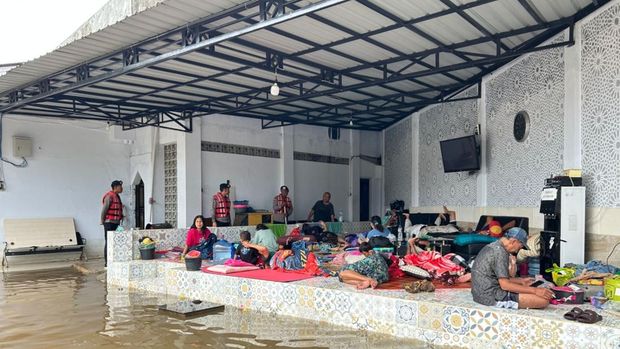 Satuan Brimob Polda Metro Jaya turut serta membantu evakuasi warga terdampak banjir di Cipondoh, Kota Tangerang, Banten. (dok Istimewa)