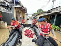 Brimob Polda Metro Bantu Evakuasi Korban Banjir di Cipondoh Tangerang