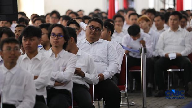 Sejumlah calon pegawai Koperasi Merah Putih mengikuti tes di Badan Kepegawaian Negara (BKN), Jakarta, Selasa (5/5/2026). (CNBC Indonesia/Tri Susilo)