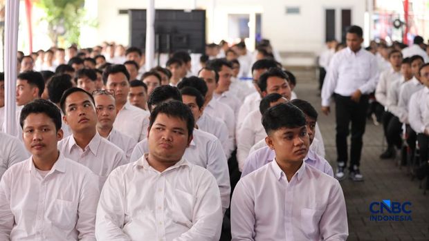 Sejumlah calon pegawai Koperasi Merah Putih mengikuti tes di Badan Kepegawaian Negara (BKN), Jakarta, Selasa (5/5/2026). (CNBC Indonesia/Tri Susilo)