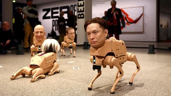 Pengunjung mengamati anjing robot dengan kepala silikon menyerupai Elon Musk, Jeff Bezos, dan Mark Zuckerberg dalam instalasi seni interaktif “Beeple. Regular Animals” karya Mike Winkelmann di Neue Nationalgalerie, Berlin, Germany, Rabu (30/4/2026). REUTERS/Lisi Niesner  