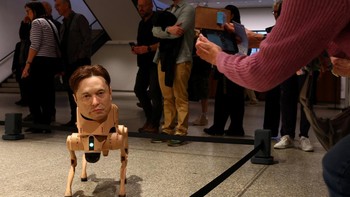 Secara keseluruhan, karya Beeple ini menghadirkan pengalaman visual yang unik sekaligus reflektif, menggabungkan robotika, AI, dan seni sebagai medium kritik sosial kontemporer. REUTERS/Lisi Niesner  