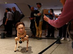 Seniman Sindir Tokoh Dunia Lewat Robot Anjing