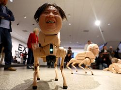 Seniman Sindir Tokoh Dunia Lewat Robot Anjing