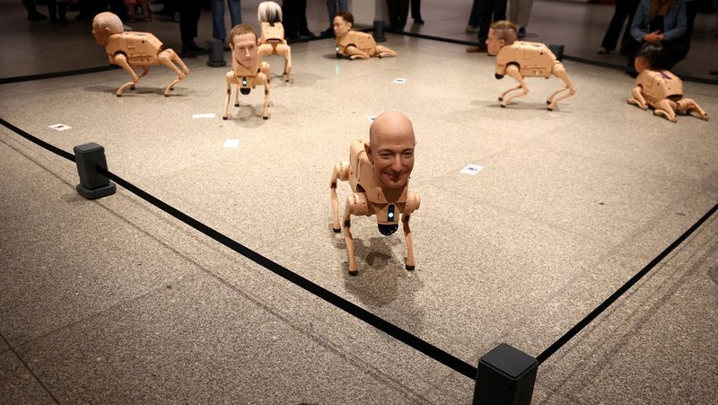 Visitors view robotic dogs with silicone heads modelled after Mark Zuckerberg, Andy Warhol, Kim Jong Un and others, at the interactive art installation 'Beeple. Regular Animals' by the artist Beeple (Mike Winkelmann), at the Neue Nationalgalerie in Berlin, Germany, April 30, 2026. REUTERS/Lisi Niesner