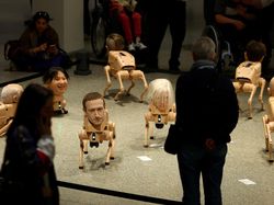 Seniman Sindir Tokoh Dunia Lewat Robot Anjing