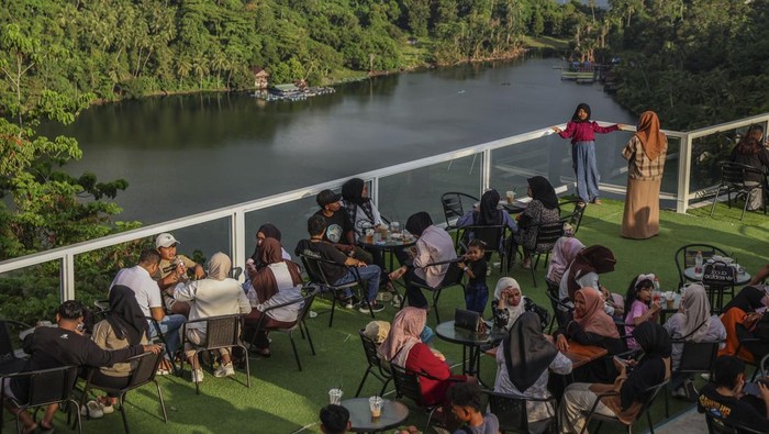Sejumlah wisatawan mengunjungi Puncak Vila Lago Montana di Ternate, Maluku Utara, Minggu (3/5/2026). Vila Logo Montana yang sempat viral di media sosial tersebut menjadi salah satu tujuan wisata baru dan tempat menikmati kopi bagi para pengunjung di Ternate karena menyuguhkan pemandangan alam yaitu Pulau Maitara, Tidore dan Danau Ngade dengan jumlah kunjungan setiap pekanya sekitar 70-100 orang dan diharapkan mampu mendongkrak pendapatan pariwisata di daerah itu. ANTARA FOTO/Andri Saputra/wsj.