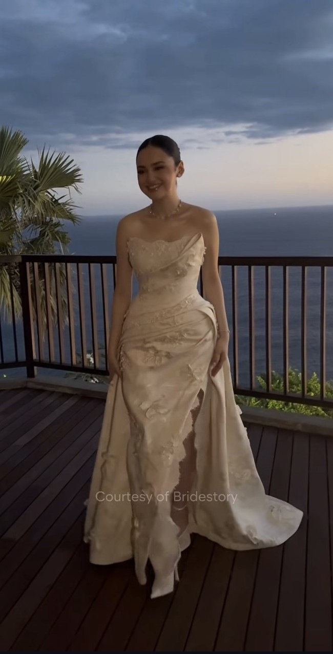 Setelah wedding vow, Syifa kembali memilih tampil dalam balutan gaun rancangan desainer yang sama, Hian Tjen, di acara wedding dinner. Gaun kali ini juga tampak memiliki detail bunga-bunga 3D. Foto: Instagram/@thebridestory