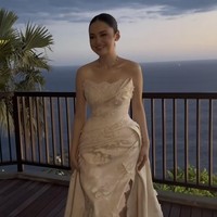 Setelah wedding vow, Syifa kembali memilih tampil dalam balutan gaun rancangan desainer yang sama, Hian Tjen, di acara wedding dinner. Gaun kali ini juga tampak memiliki detail bunga-bunga 3D. Foto: Instagram/@thebridestory
