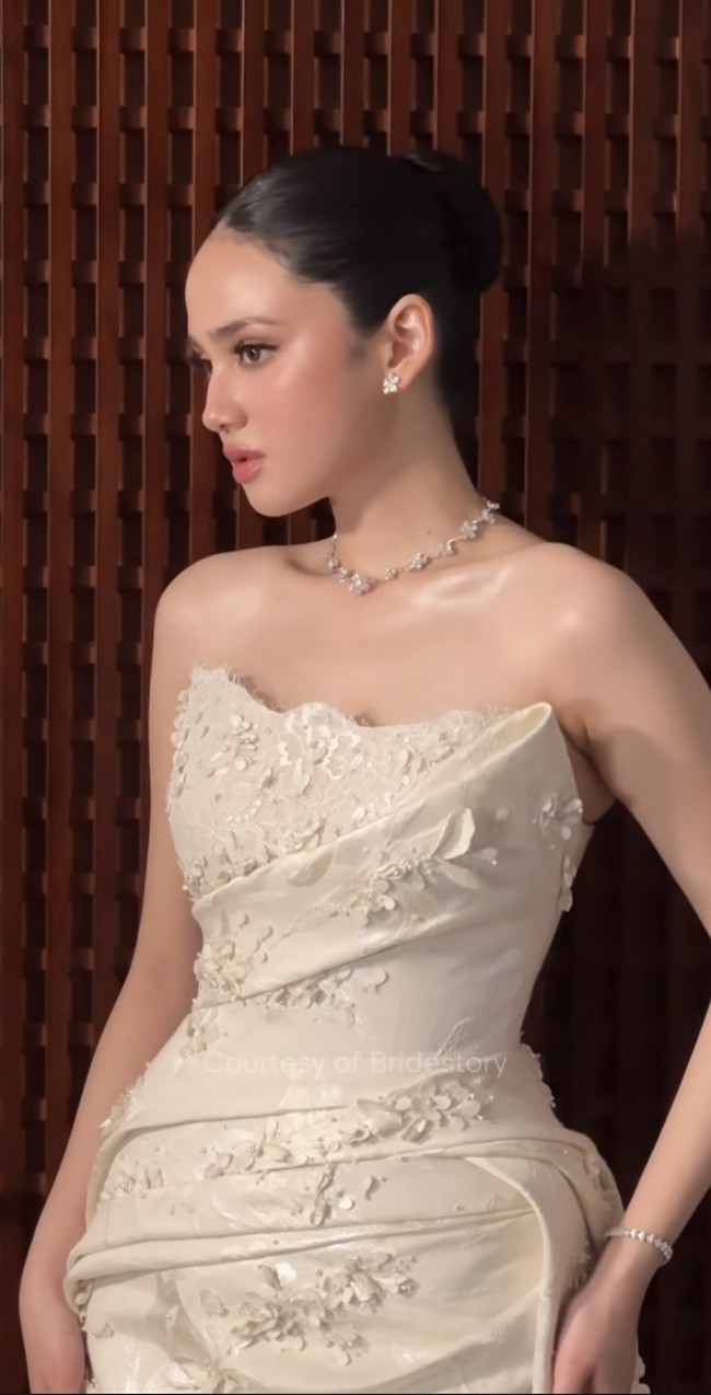 Penampilan Syifa kian bikin terpana dengan set perhiasan berlian berbentuk bunga yang senada dengan gaunnya. Wajahnya semakin cantik dipulas riasan glaze skin yang soft hasil tangan MUA Archangela Chelsea. Foto: Instagram/@thebridestory