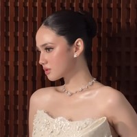 Penampilan Syifa kian bikin terpana dengan set perhiasan berlian berbentuk bunga yang senada dengan gaunnya. Wajahnya semakin cantik dipulas riasan glaze skin yang soft hasil tangan MUA Archangela Chelsea. Foto: Instagram/@thebridestory