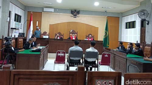 Terdakwa Mawardi Khairi dan Alpin Agustin saat mengikuti sidang di Pengadilan Tipikor Mataram, Selasa (5/5/2026).
