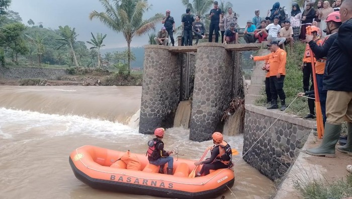 Tim SAR gabungan dan warga mencari korban yang diduga hilang di sungai