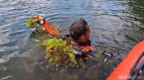 Tim SAR gabungan melakukan pencarian siswa SD yang tenggelam di Danau Rana Mese, Desa Golo Loni, Kecamatan Rana Mese, Manggarai Timur, NTT, Selasa (5/5/2026).