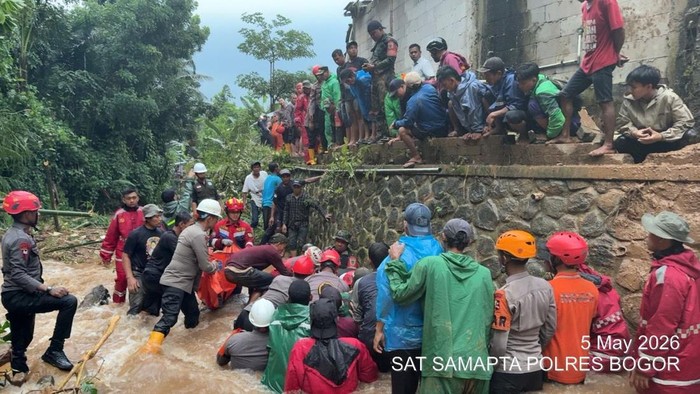Tim SAR gabungan menemukan korban tertimbun material tanah longsor di Desa Petir, Kecamatan Dramaga, Bogor, Jawa Barat. (Dok. Istimewa)