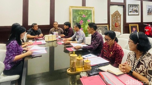 Tim TPHD menggelar rapat di ruang kerja Sekda Gianyar, Selasa (5/5/2026).