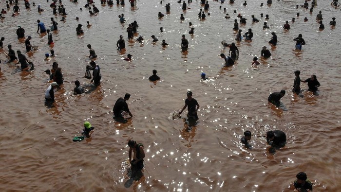 Foto udara sejumlah warga menangkap ikan saat tradisi Ngubek Empang di Tapos,  Depok, Jawa Barat, Selasa (5/5/2026). Pemerintah Kota (Pemkot) Depok menggelar kegiatan tradisi Ngubek Empang dalam rangka rangkaian Lebaran Depok serta melestarikan tradisi dan budaya Betawi di Kota Depok. ANTARA FOTO/Yulius Satria Wijaya/hma